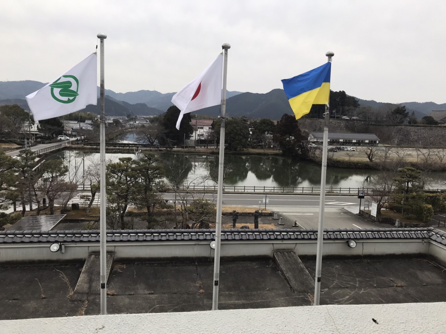 市旗、国旗、ウクライナの国旗が並んでいる