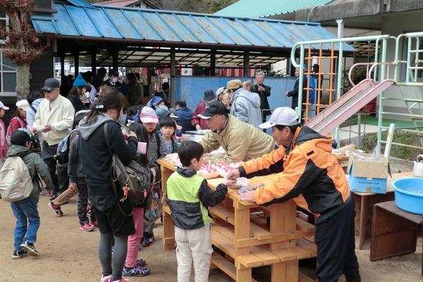 「後川春来いまつり」校庭での地域間世代間の交流の様子の写真