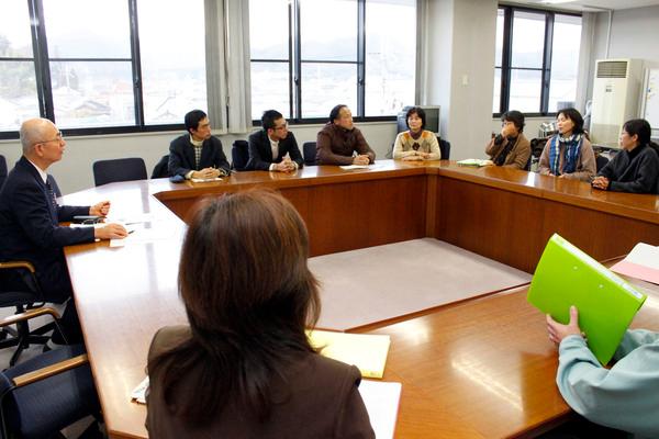 篠山市民の会の方々が意見を述べて、その意見を真剣に聞いている市長の写真