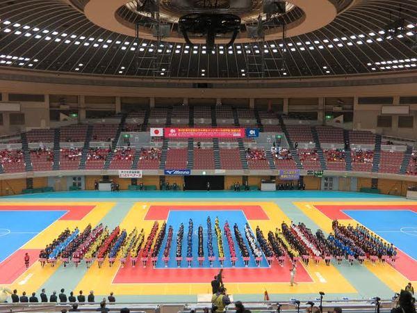 全国大会に出場したチームが縦一列に並んでいる様子を上から写した写真