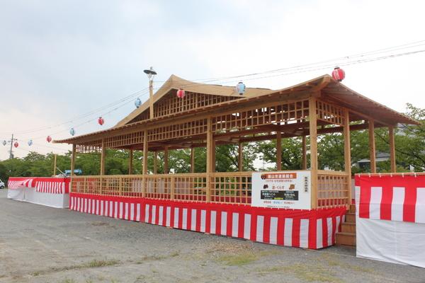 デカンショ祭の舞台前に提灯がセットされた写真