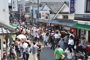 商店街に沢山の観光客が訪れて通りが大変に賑わっている様子の写真