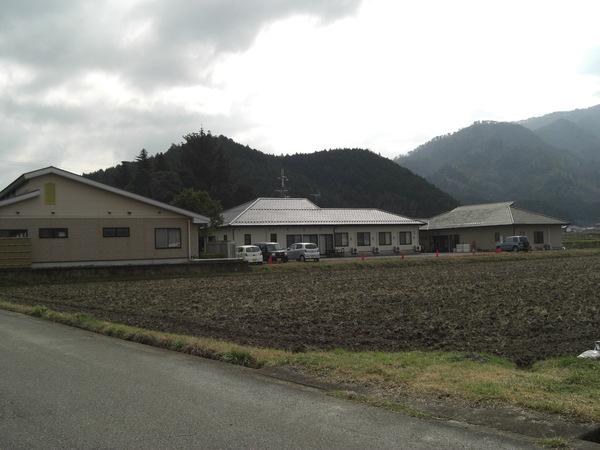 山と畑のあるのどかな環境に開設された3棟の福の郷の写真