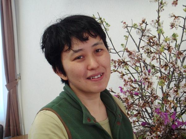 緑色のベストを着ている、髪がショートカットの藤井 宏子さんの写真