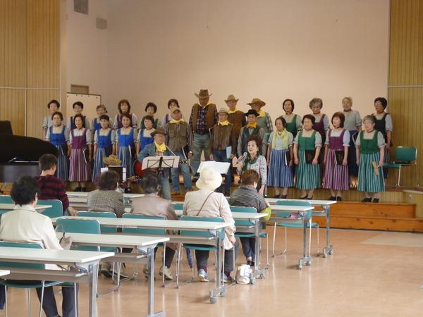 シルバーエコー篠山の皆さんが舞台で合唱している写真