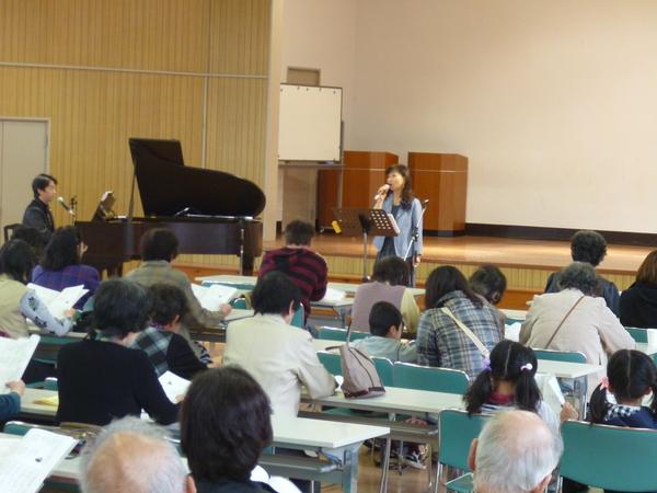 ゲストの山田 直毅さんがピアノを演奏して谷口 喜久美さんが歌っている写真