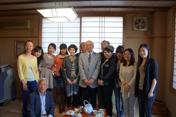 中国から篠山市の協和株式会社で働く研修生と市長で集合写真