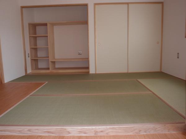 なにも置かれていない新しい畳の部屋の奥にふすまと棚がある写真