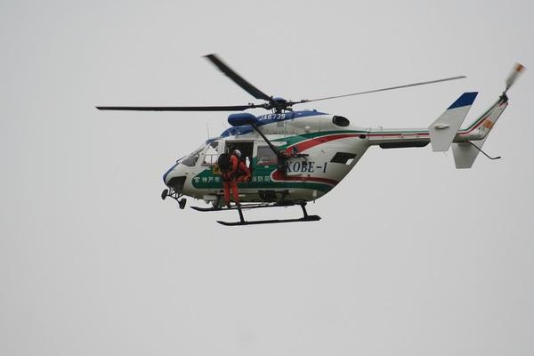 ヘリコプターで救助している写真