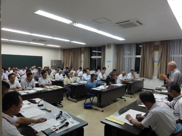 会議が行われ皆さん真剣な様子で話を聞いている写真