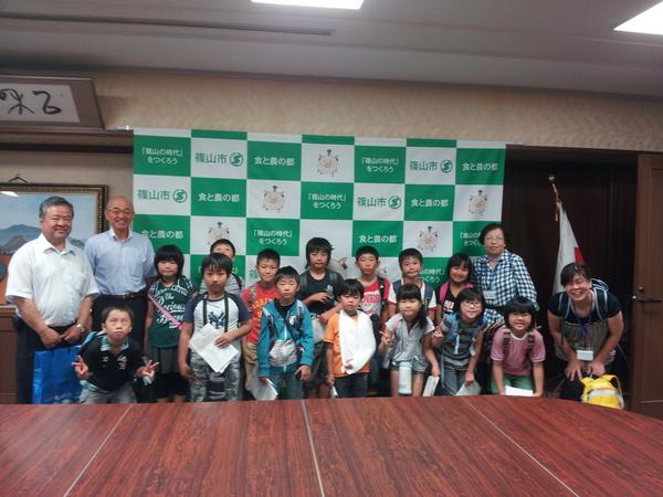 市長室にて大山小学校3年生が市長と一緒に写っている集合写真