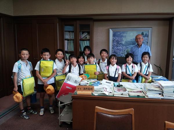 市役所の庁舎見学に来た古市小学校3年生11名と市長との記念撮影の写真