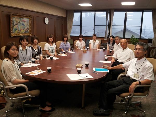 和み会に参加した幼稚園・保育園の幼児教育・保育に携わる若手職員8名と市三役が市長室の円卓に座ってにこやかに写っている写真