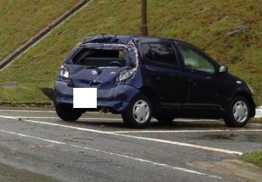 車のバックガラスが割れ、ボディーがぐっしゃりとなっている写真