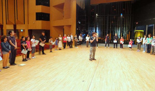 皆で円になり、円の真ん中で自己紹介をしている写真