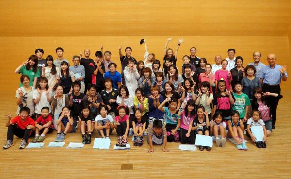 「ささやま市民ミュージカル」の初顔合わせ会での記念写真