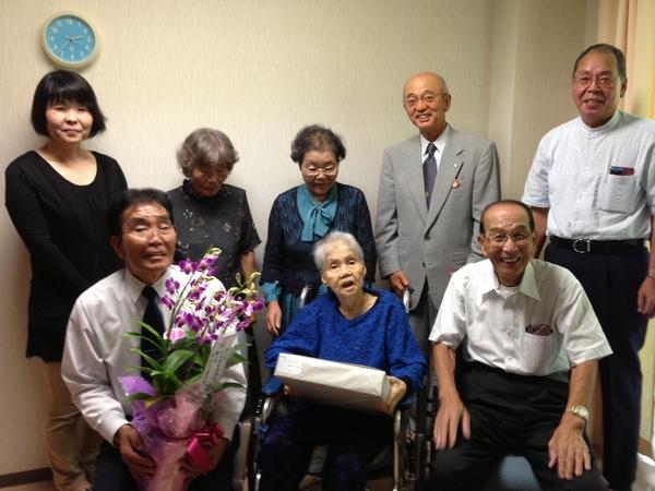 大西 ちゑこさんとご家族、市長と一緒に記念撮影の写真