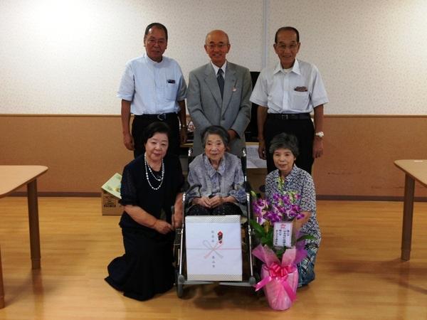 圓谷 房子さんとご家族、市長と一緒に記念撮影の写真