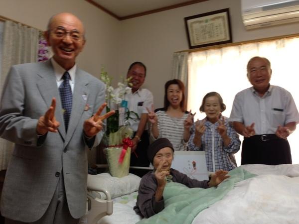 塚西 す江さんとご家族、市長と一緒に記念撮影の写真