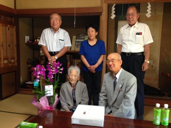 岸本 冨子さんとご家族、市長と一緒に記念撮影の写真