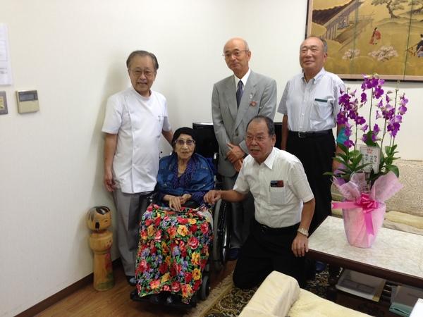 山鳥 依子さんとご家族、市長と一緒に記念撮影の写真