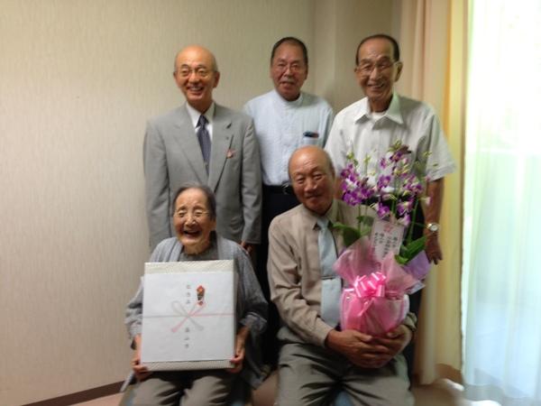 酒井 しず子さんとご家族、市長と一緒に記念撮影の写真