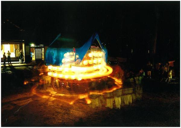 山鉾の提灯が灯り、黄金に光っている様子の写真