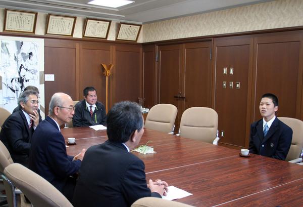 研修を終えて感じたことの意見を述べている濱田 海君の写真