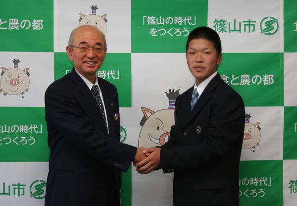 市長と濱田 海君が握手をしている写真