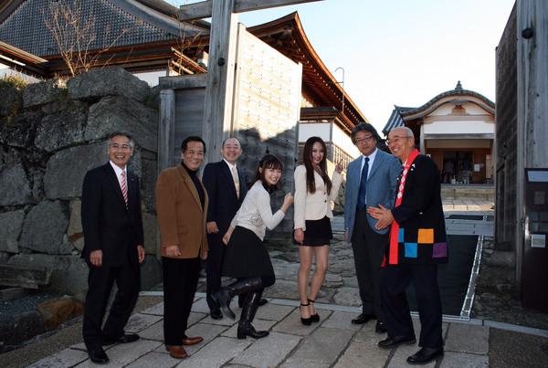 白石 乃梨さん、熊谷 奈美さん、南条 好輝さん、畑 儀文さんが大書院の門の前で市長と一緒に笑顔で写っている写真