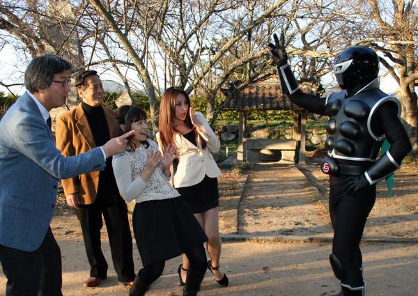 白石 乃梨さん、熊谷 奈美さん、南条 好輝さん、畑 儀文さんがニューヒーロー「SASAGROW（ササグロー）」の登場にびっくりしている様子の写真