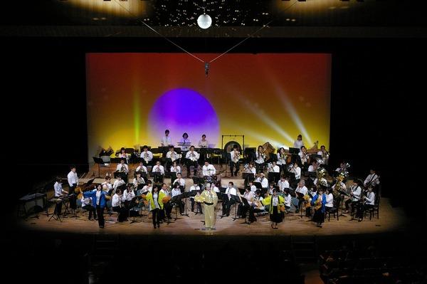 クラリネットやフルート、トランペットなど様々な楽器を使い演奏している方々の写真