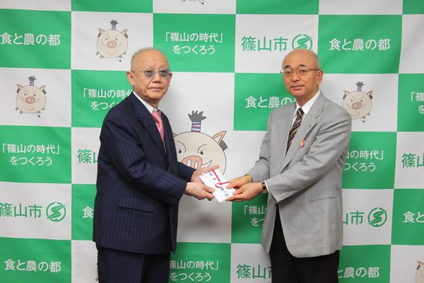 澤山さんより市長へ寄付が渡されている写真