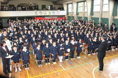 体育館に整列する沢山の生徒と教師、関係者の全体写真