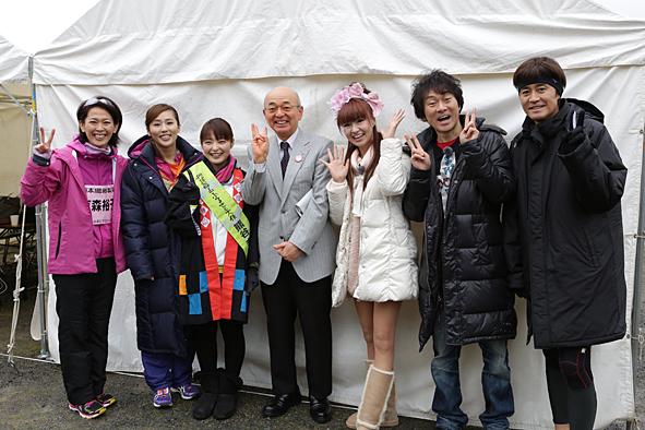 有森 裕子さんや芸能人の野々村 真さん、吉本の芸人さん達と市長がピースをして並んでいる写真