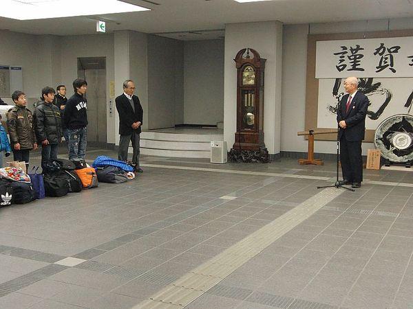 年末年始短期里親事業で加古川市の立正学園から9名の児童と保護者がが市役所に来所され市長が挨拶をしている写真