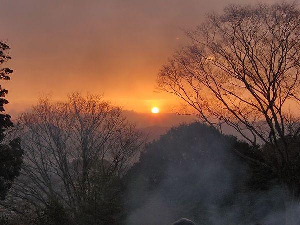 権現山初日を迎える会の現場で撮影した山の頂上から見える初日の出の写真