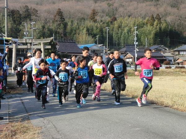 鳥居をバックにスタートした今田元旦マラソンに参加した市民の写真