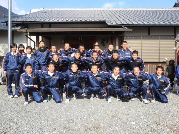 マラソンに参加した西脇工業3年生の男子は腕を肩に回し、女子はピースサインをした集合写真