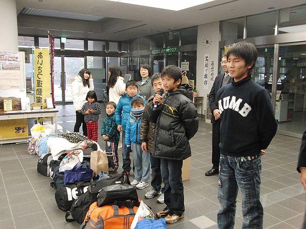加古川市の立正学園の児童の男の子がマイクを右手に持ち代表で挨拶をしている写真