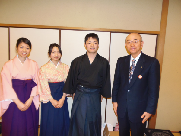 岸田 諭名人を真ん中に市長と袴姿の女性2名が一緒に記念撮影している写真