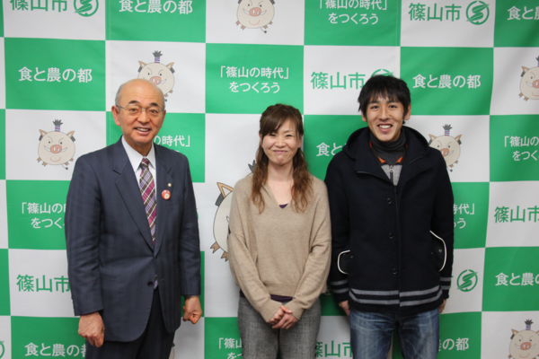 市長と脇田 理恵さん、川原 章義さんが並んで、笑顔で写っている写真