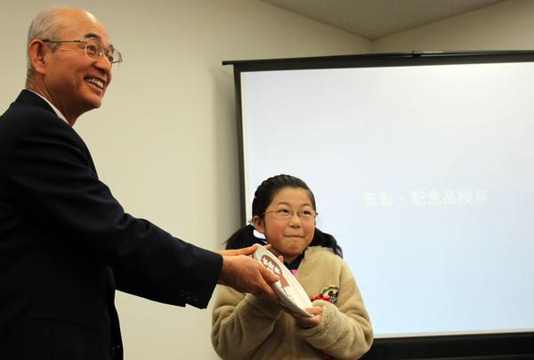 市長と岸野 菜那（きしの なな）さんが二人でお皿のようなものを持っている写真