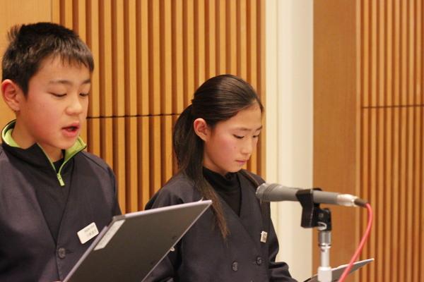 西紀南小学校の男女の生徒が発表している写真