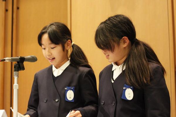 八上小学校の女子生徒が発表している写真