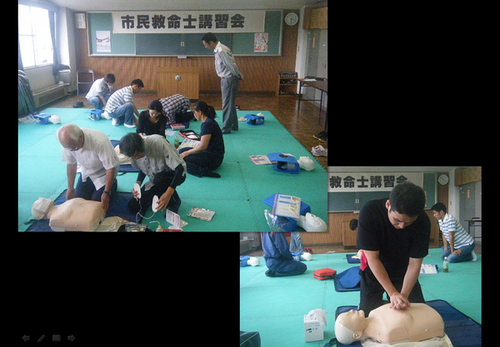市民救命士講習会で講習に参加している人達が心臓マッサージをしている写真