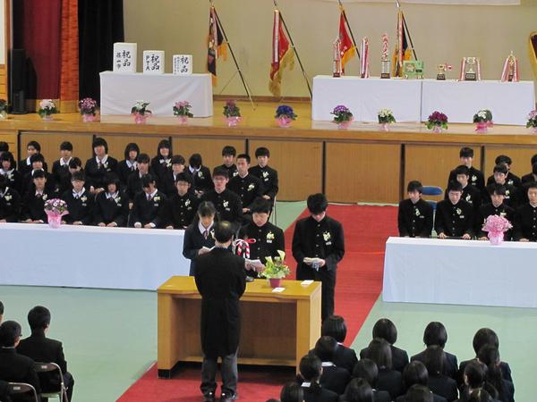 丹南中学校卒業式の答辞で会長・副会長が挨拶をしている写真