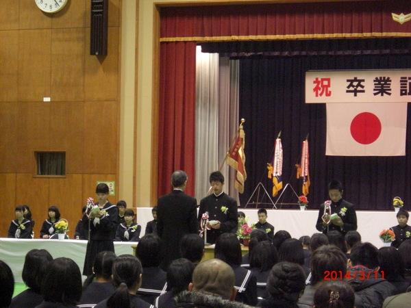 西紀中学校の卒業式で、先生の前で代表生徒が挨拶をしている写真