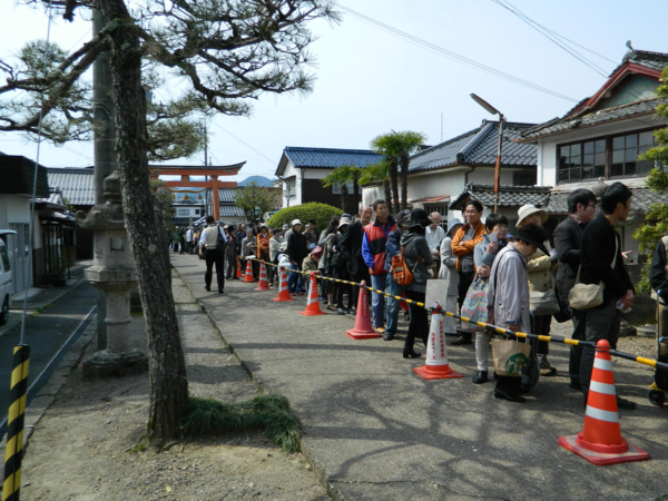 春日能で、並んでいる沢山の能楽ファンの写真