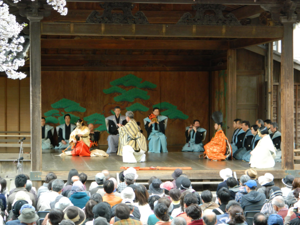 国重要文化財の能舞台の様子と観客の写真